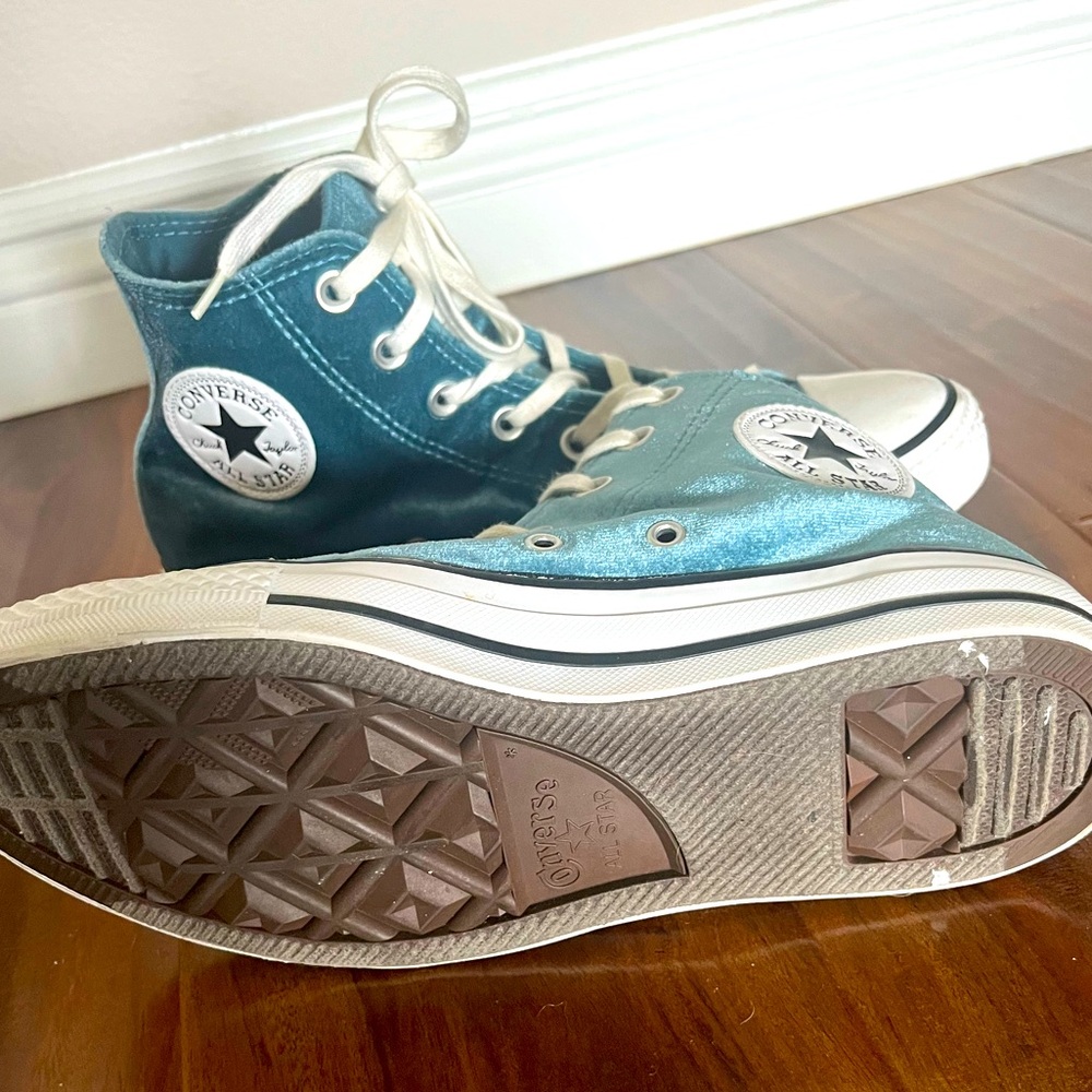 Size 8 Blue velvet all star high tops